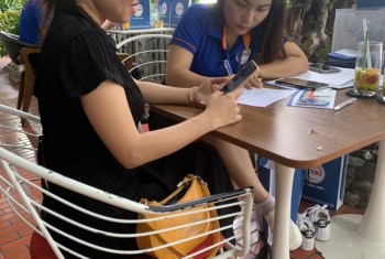 Nhân viên Kinh Doanh nhận hồ sơ Học Viên